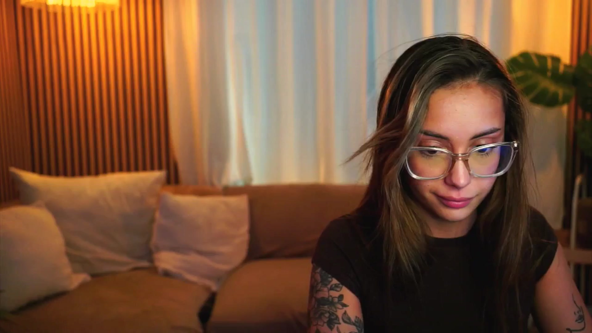 Gallery image thumbnail from Naomii18's myfreecams stream on, 06/19/2025, 16:06 image 5 of 20