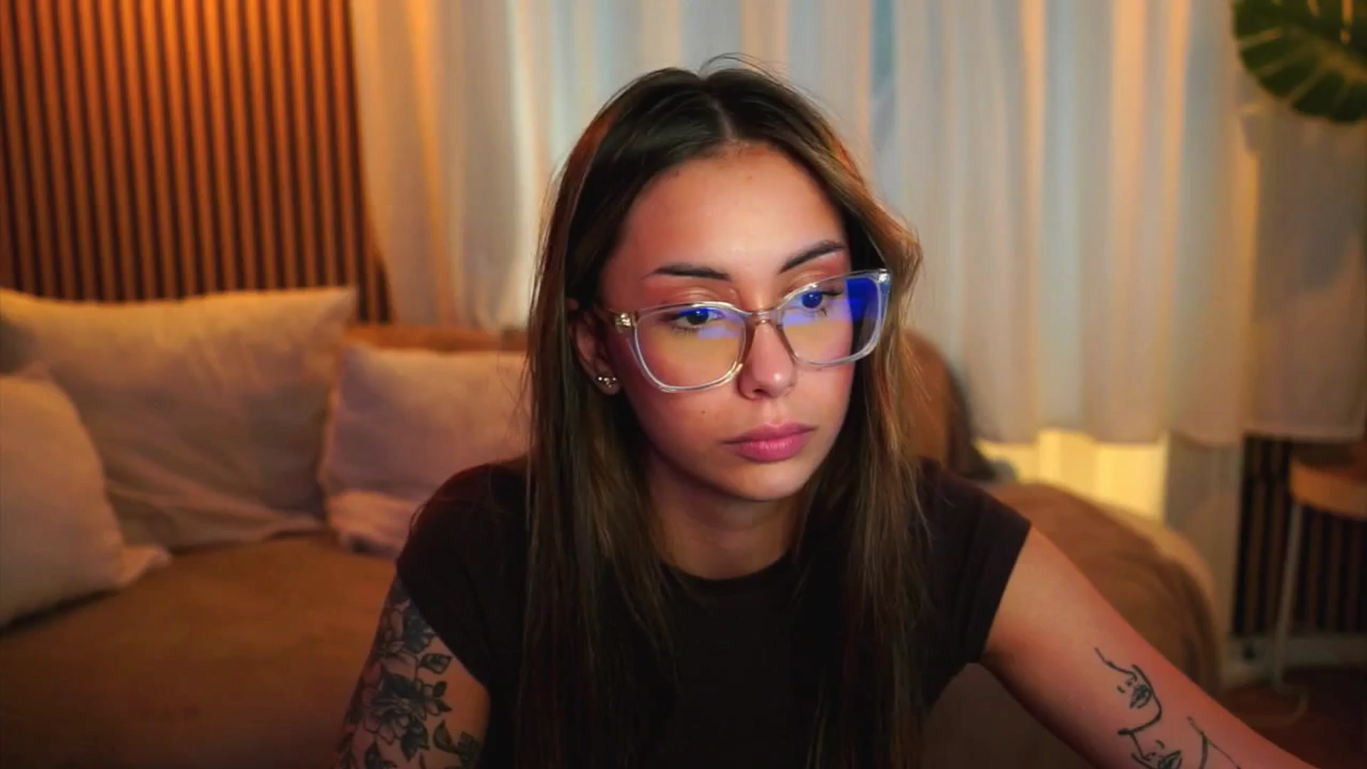 Gallery image thumbnail from Naomii18's myfreecams stream on, 06/19/2025, 16:06 image 14 of 20