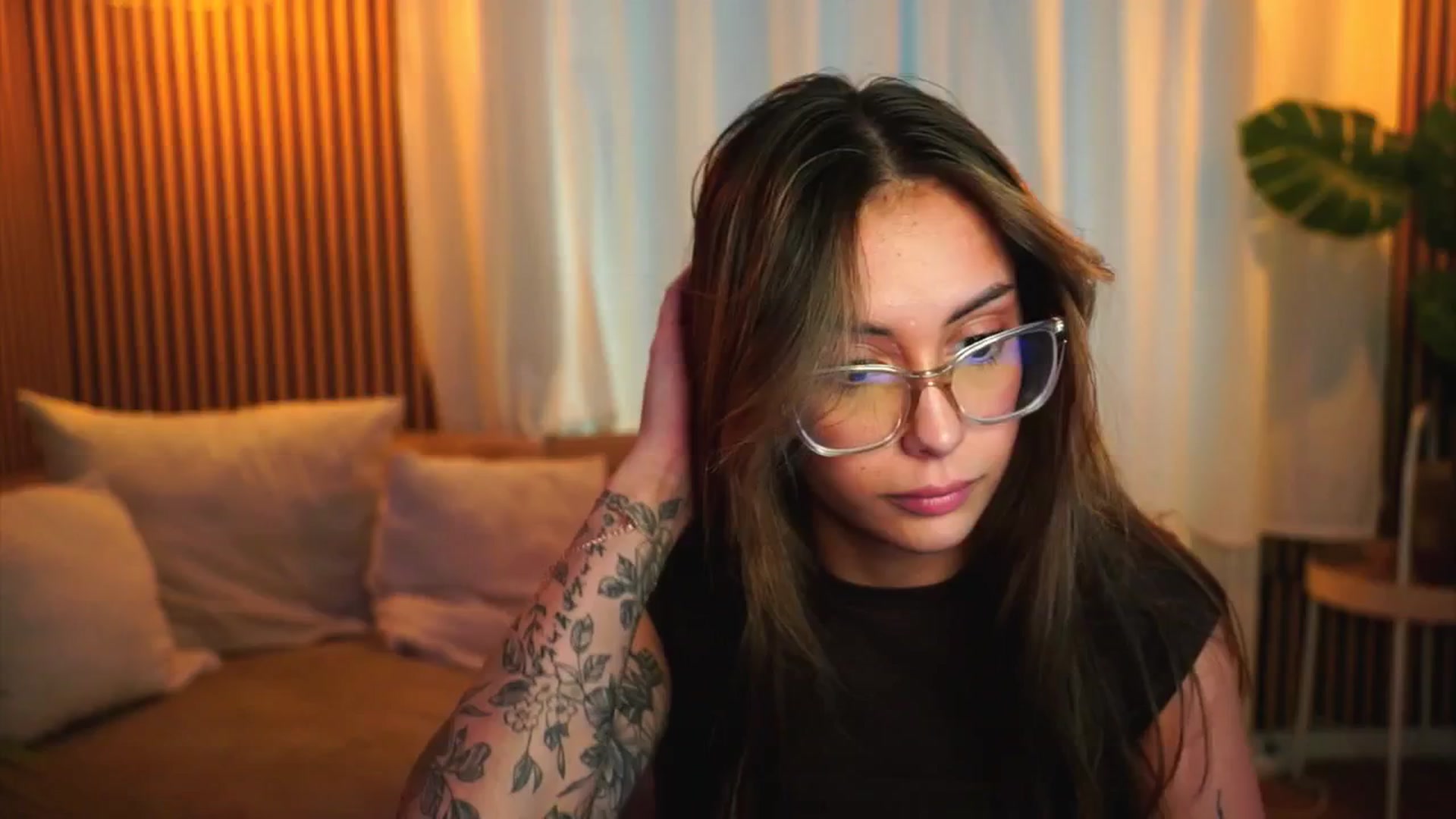 Gallery image thumbnail from Naomii18's myfreecams stream on, 06/19/2025, 16:06 image 8 of 20
