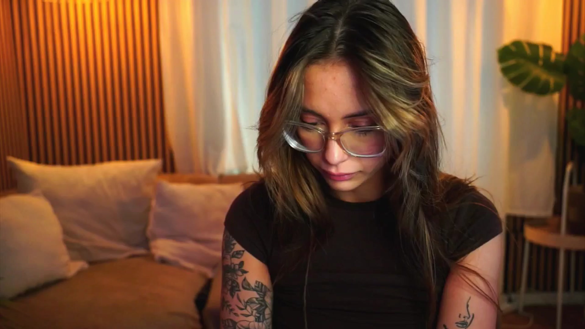 Gallery image thumbnail from Naomii18's myfreecams stream on, 06/19/2025, 16:06 image 6 of 20