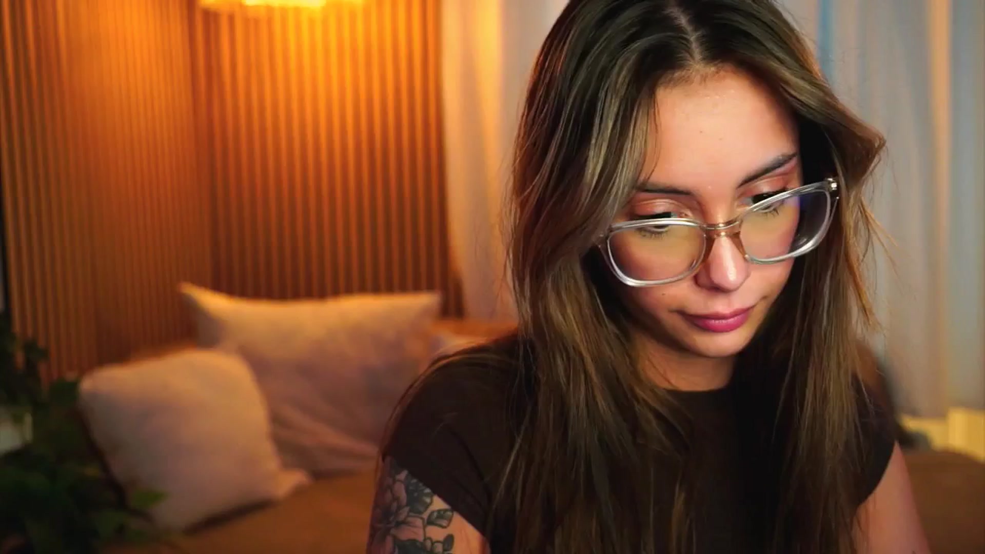 Gallery image thumbnail from Naomii18's myfreecams stream on, 06/19/2025, 16:06 image 15 of 20