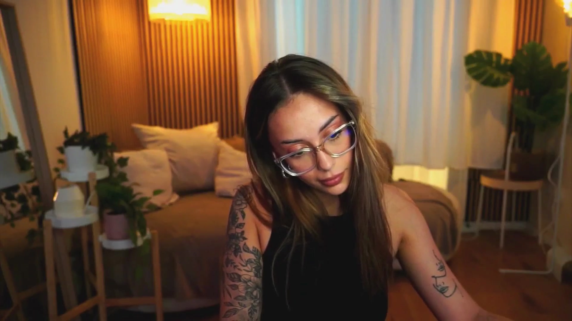 Gallery image thumbnail from Naomii18's myfreecams stream on, 06/24/2025, 15:56 image 15 of 20