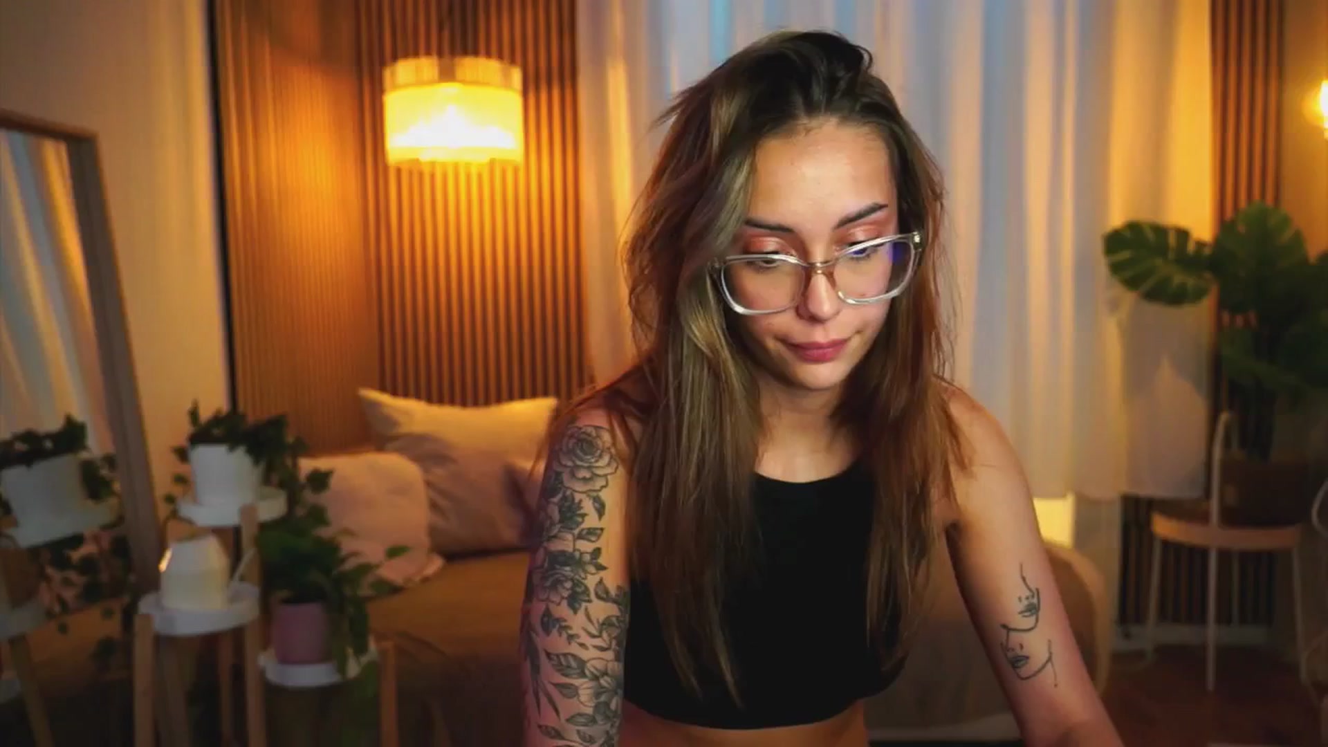 Gallery image thumbnail from Naomii18's myfreecams stream on, 06/24/2025, 18:32 image 1 of 20