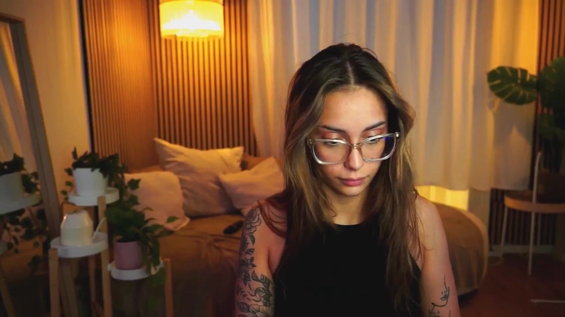 Gallery image thumbnail from Naomii18's myfreecams stream on, 06/24/2025, 18:32 image 16 of 20