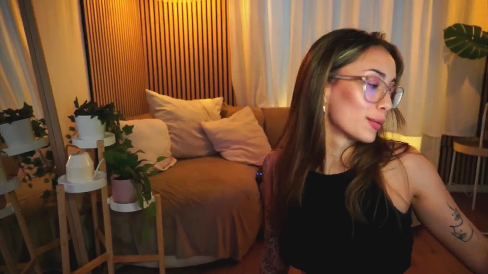 Gallery image thumbnail from Naomii18's myfreecams stream on, 06/24/2025, 18:32 image 5 of 20