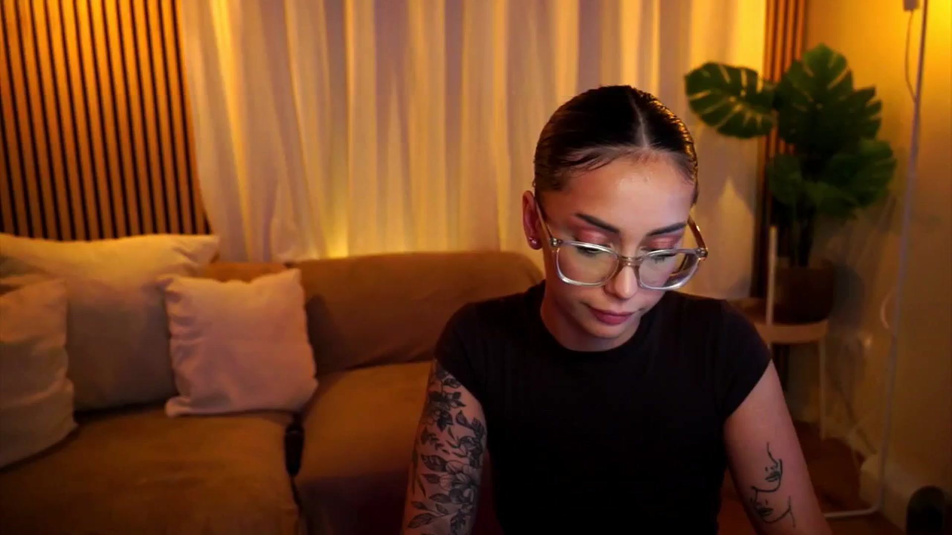 Gallery image thumbnail from Naomii18's myfreecams stream on, 06/25/2025, 21:00 image 3 of 20