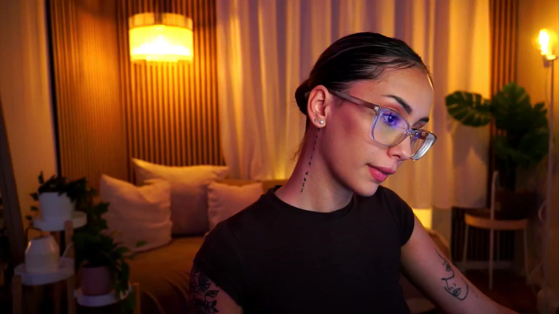 Gallery image thumbnail from Naomii18's myfreecams stream on, 06/25/2025, 21:00 image 12 of 20