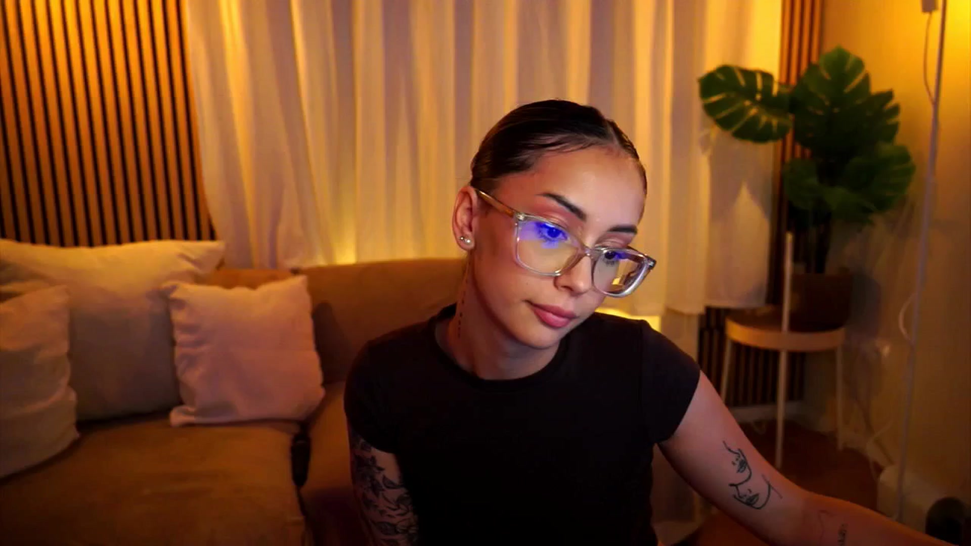 Gallery image thumbnail from Naomii18's myfreecams stream on, 06/25/2025, 21:00 image 4 of 20