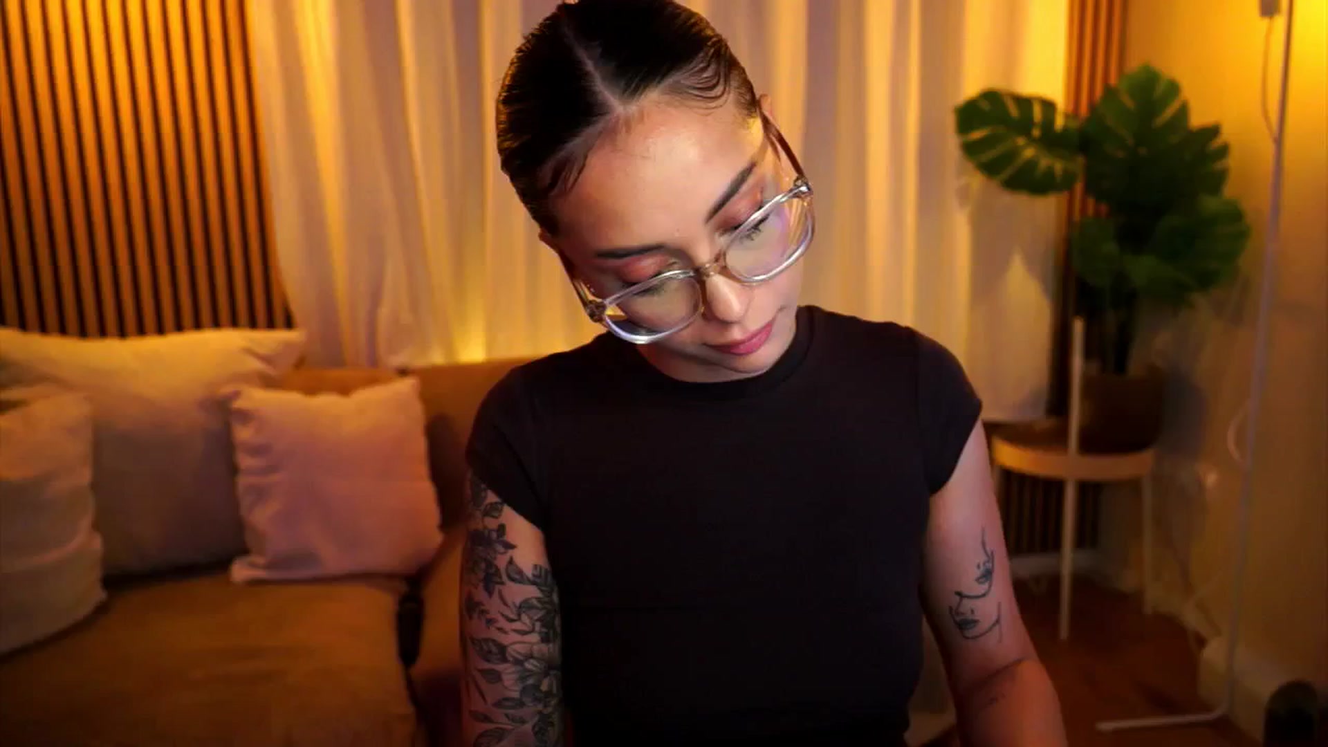Gallery image thumbnail from Naomii18's myfreecams stream on, 06/25/2025, 21:00 image 2 of 20