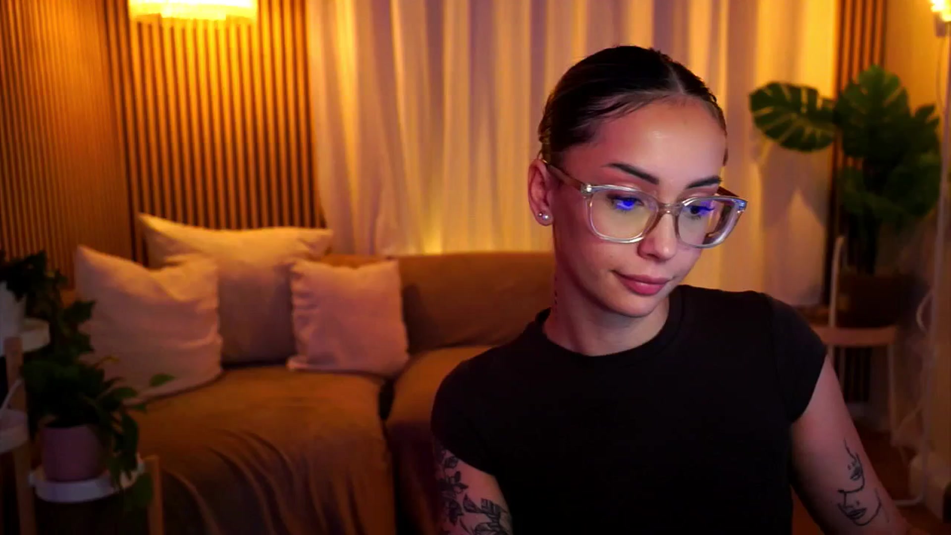 Gallery image thumbnail from Naomii18's myfreecams stream on, 06/25/2025, 21:00 image 16 of 20