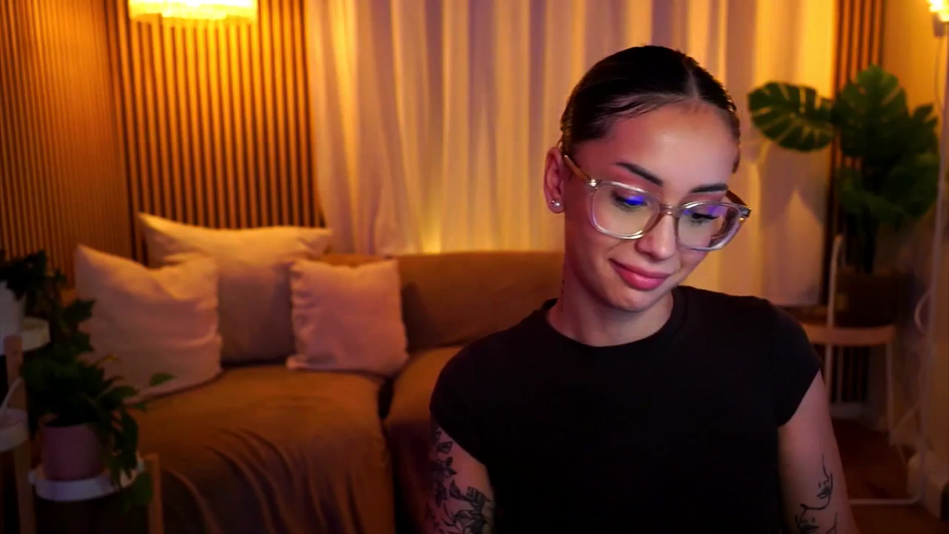 Gallery image thumbnail from Naomii18's myfreecams stream on, 06/25/2025, 21:00 image 17 of 20