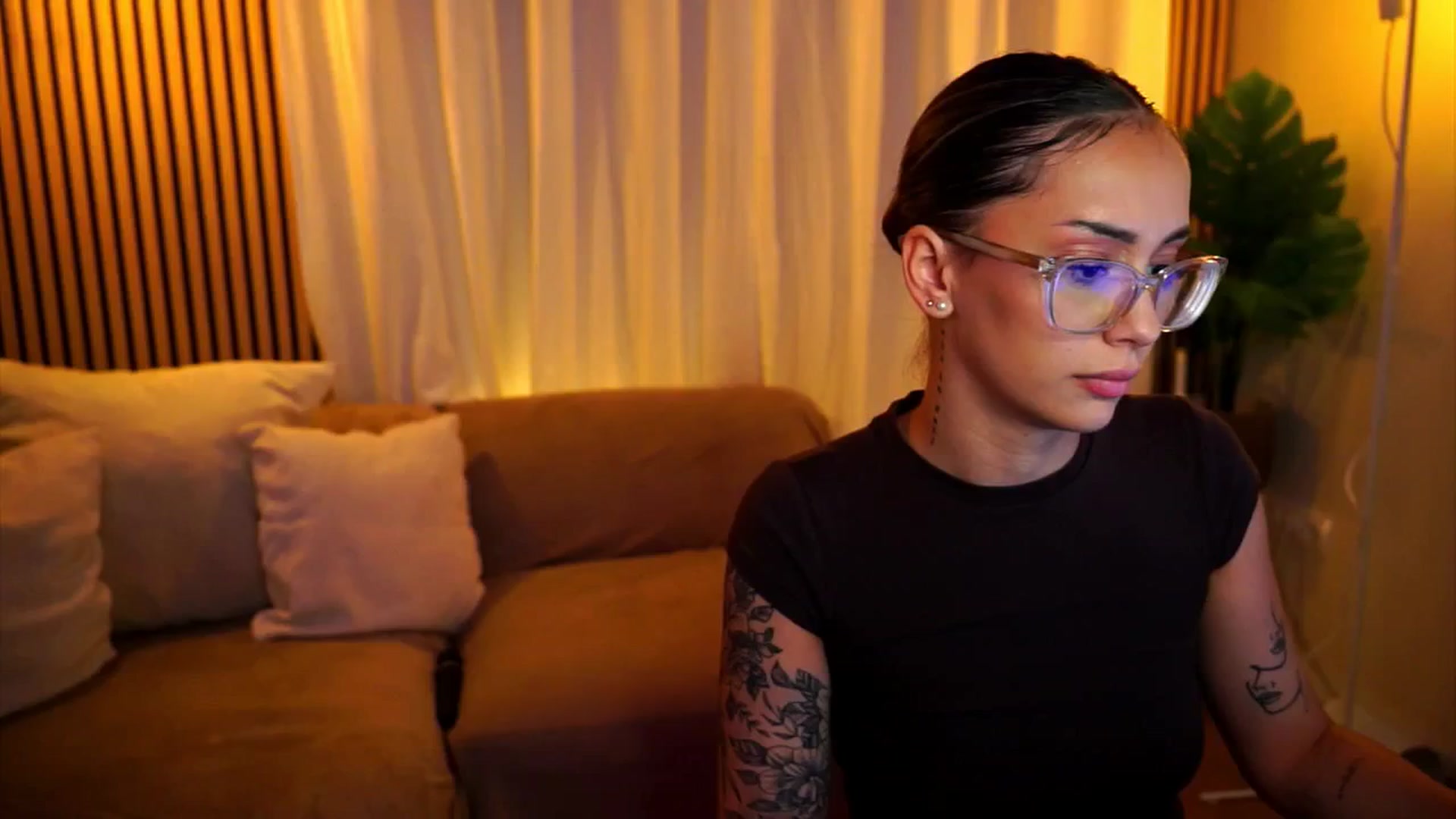 Gallery image thumbnail from Naomii18's myfreecams stream on, 06/25/2025, 21:00 image 1 of 20
