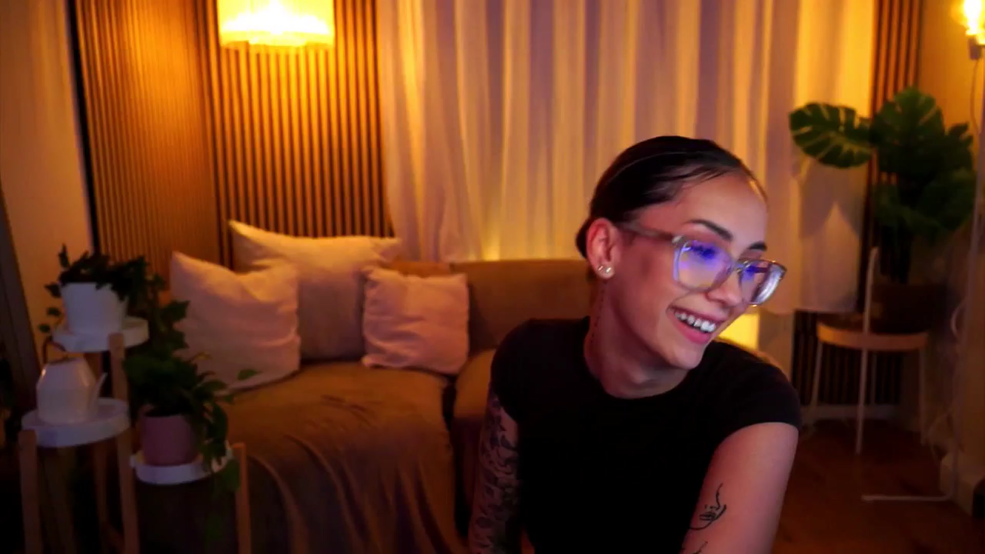 Gallery image thumbnail from Naomii18's myfreecams stream on, 06/25/2025, 21:46 image 6 of 20