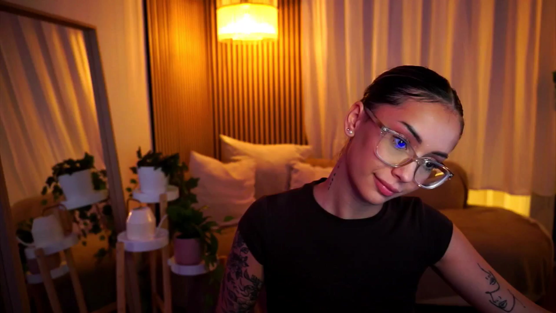 Gallery image thumbnail from Naomii18's myfreecams stream on, 06/25/2025, 21:46 image 1 of 20