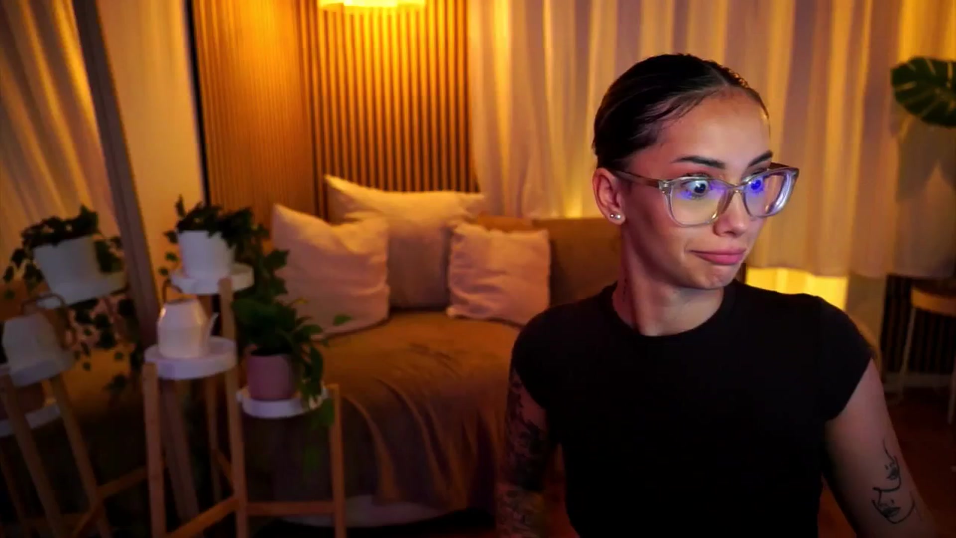 Gallery image thumbnail from Naomii18's myfreecams stream on, 06/25/2025, 21:46 image 8 of 20