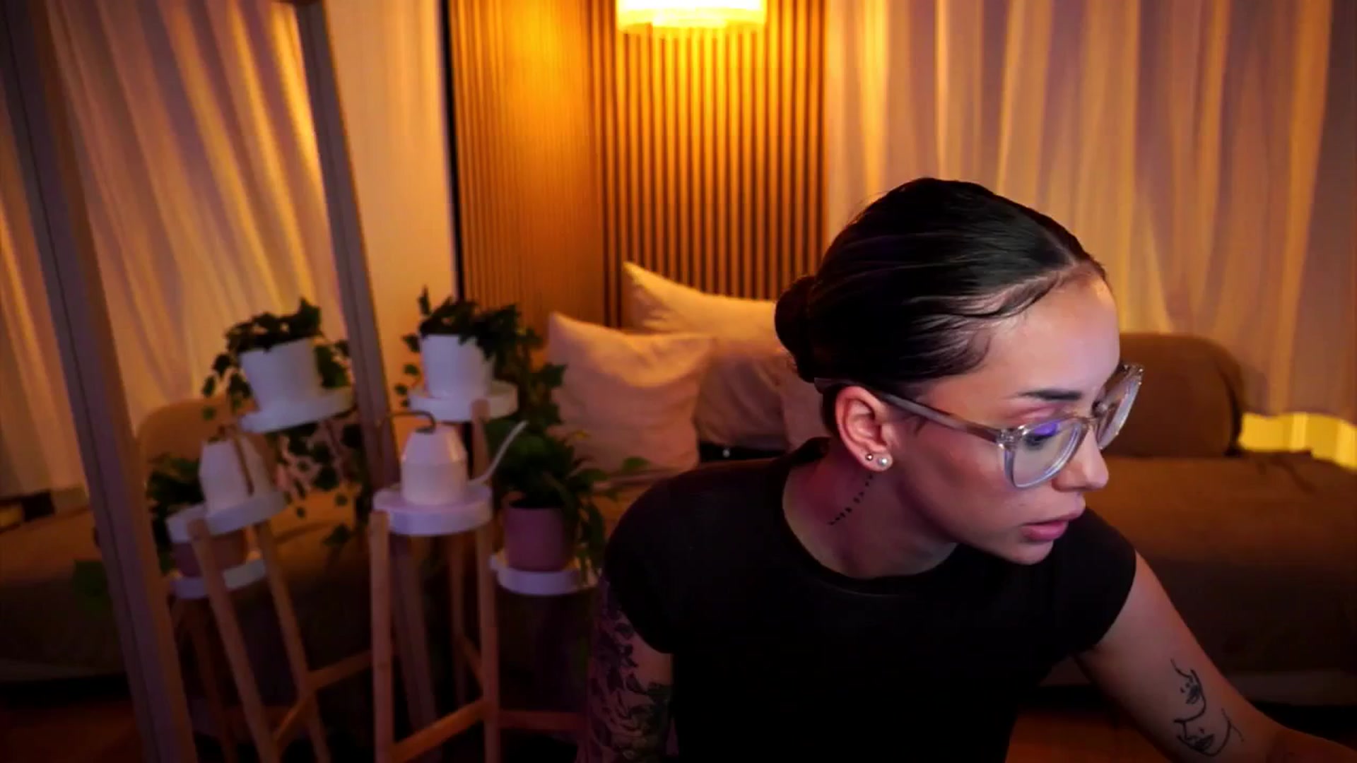 Gallery image thumbnail from Naomii18's myfreecams stream on, 06/25/2025, 23:14 image 13 of 20