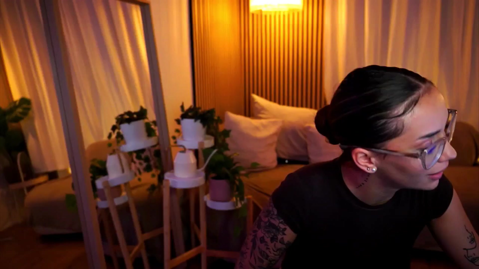 Gallery image thumbnail from Naomii18's myfreecams stream on, 06/25/2025, 23:14 image 17 of 20