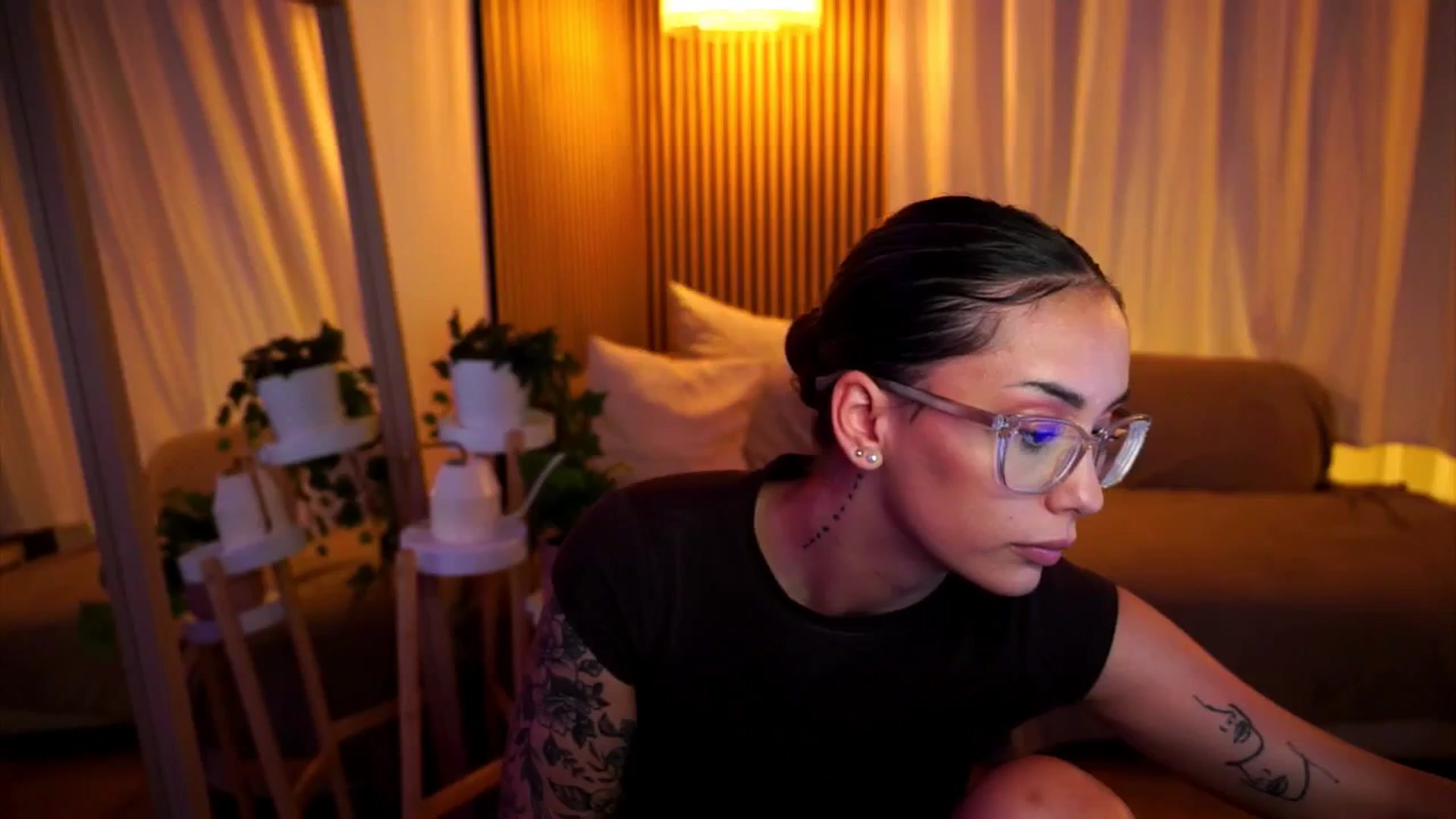 Gallery image thumbnail from Naomii18's myfreecams stream on, 06/25/2025, 23:14 image 14 of 20