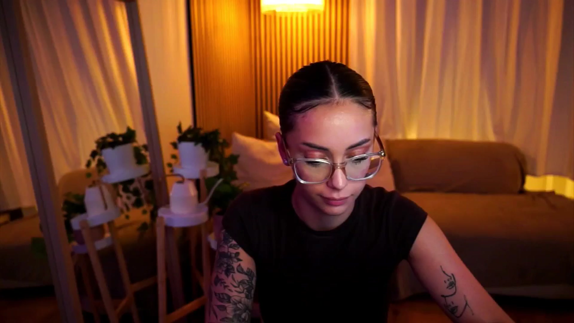 Gallery image thumbnail from Naomii18's myfreecams stream on, 06/25/2025, 23:14 image 12 of 20