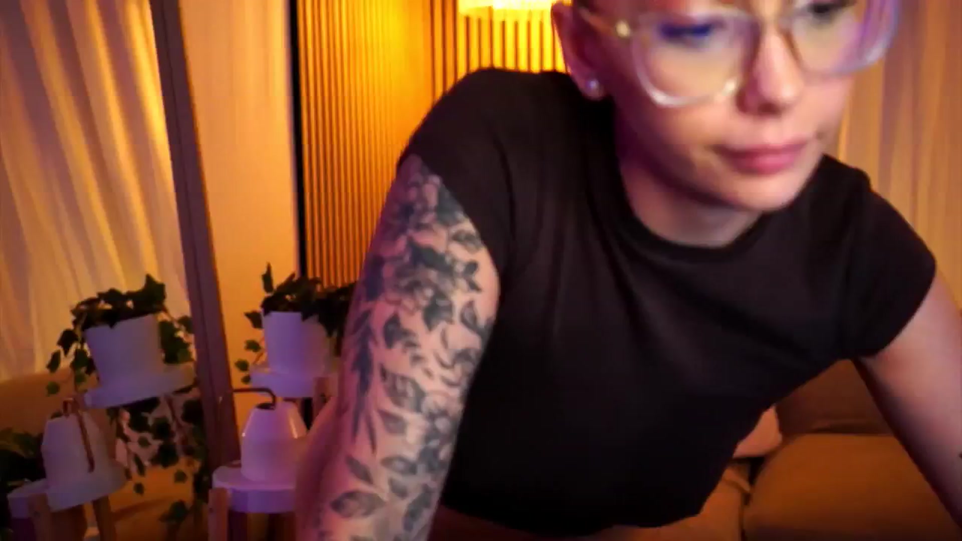 Gallery image thumbnail from Naomii18's myfreecams stream on, 06/25/2025, 23:14 image 7 of 20