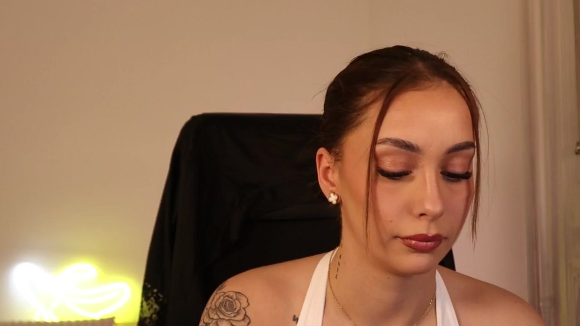 Gallery image thumbnail from Naomii20's myfreecams stream on, 04/21/2026, 15:33 image 6 of 20