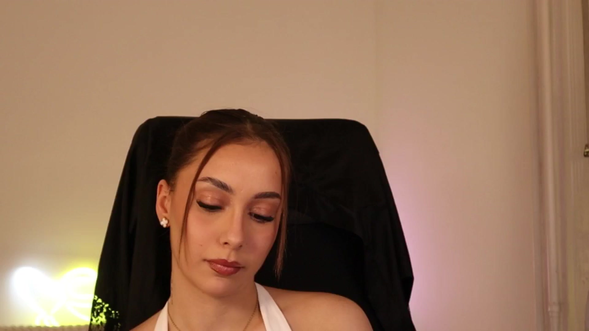 Gallery image thumbnail from Naomii20's myfreecams stream on, 04/21/2026, 15:33 image 5 of 20