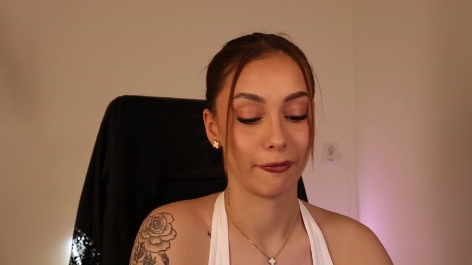 Gallery image thumbnail from Naomii20's myfreecams stream on, 04/21/2026, 15:33 image 3 of 20