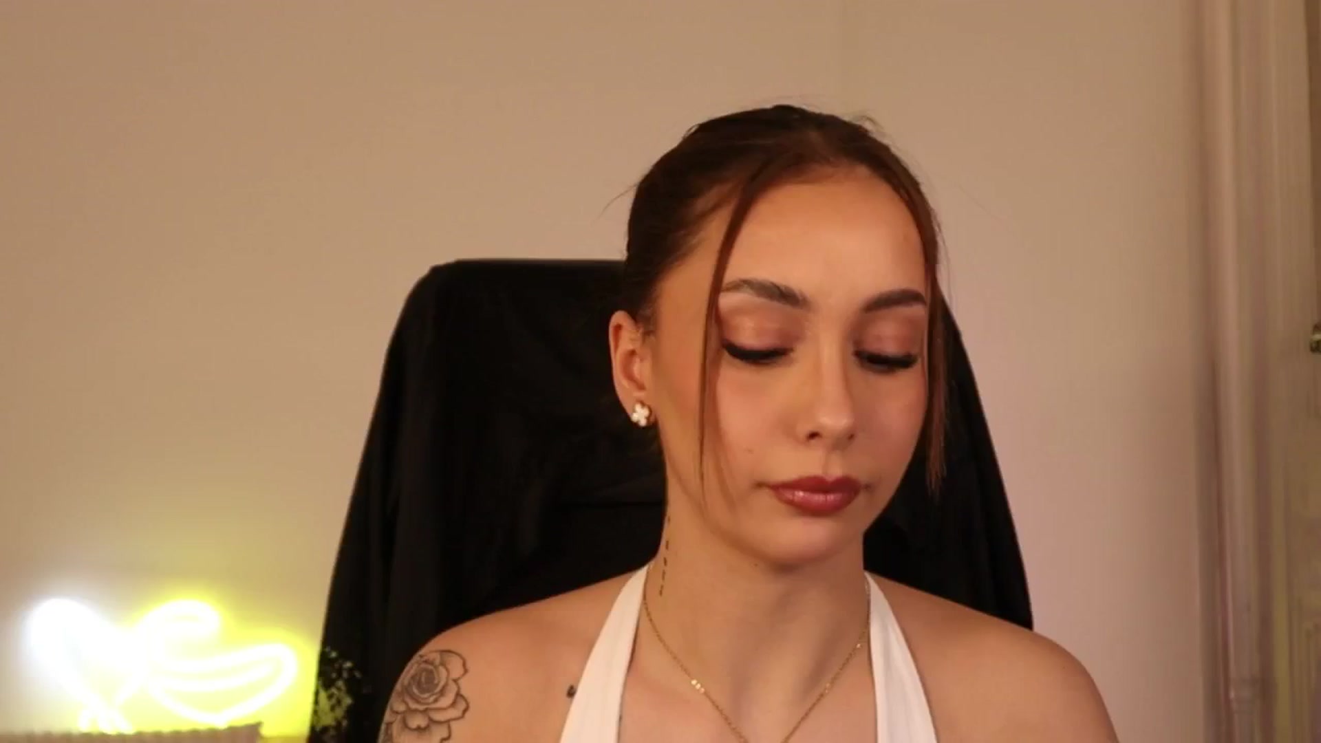 Gallery image thumbnail from Naomii20's myfreecams stream on, 04/21/2026, 15:33 image 7 of 20
