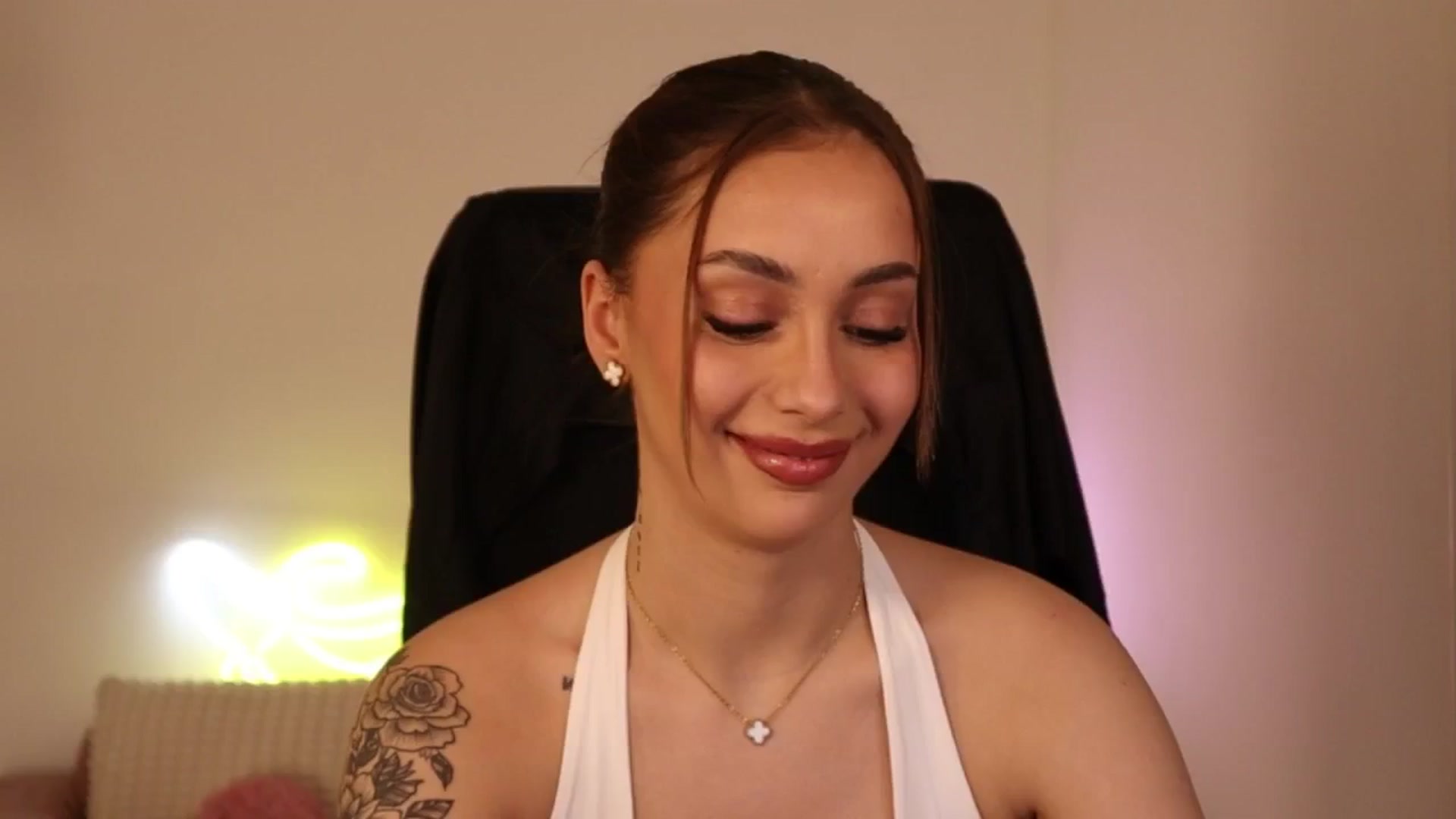 Gallery image thumbnail from Naomii20's myfreecams stream on, 04/21/2026, 15:33 image 15 of 20