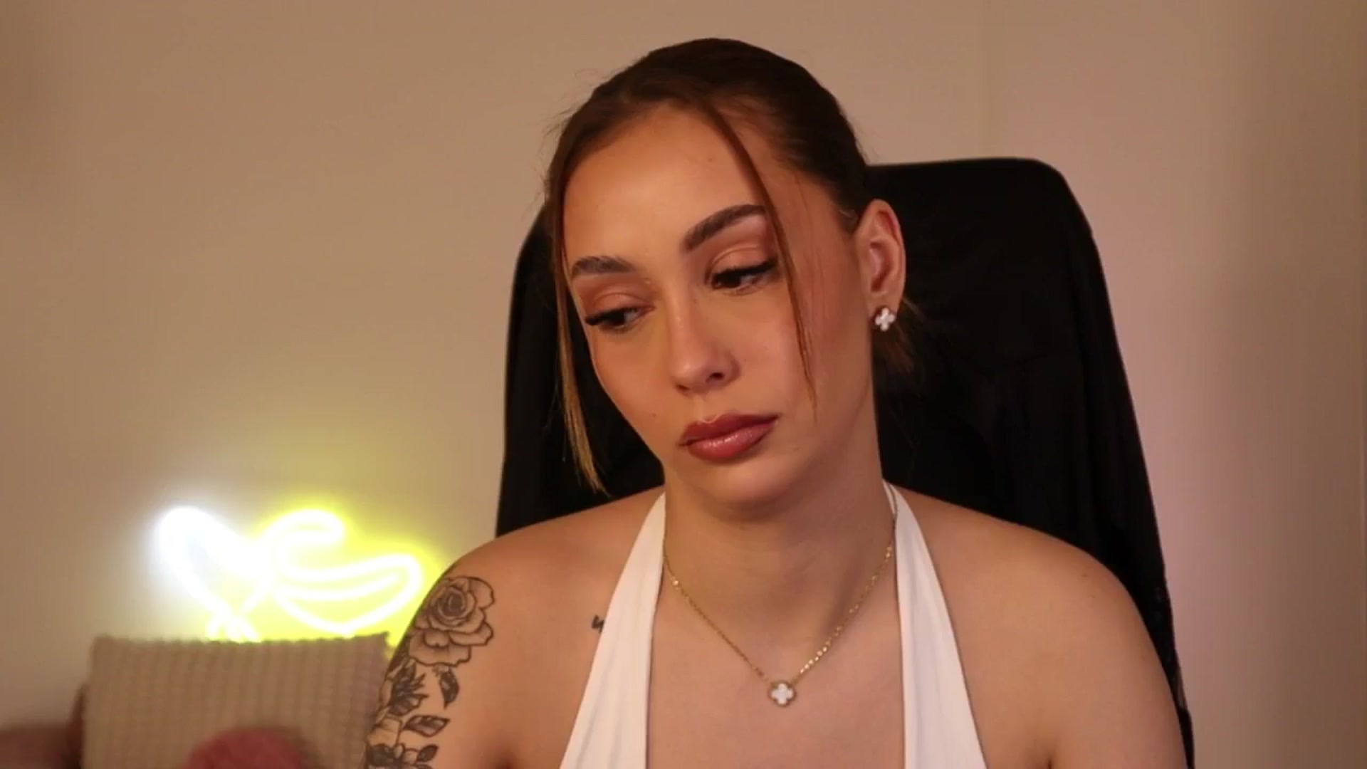 Gallery image thumbnail from Naomii20's myfreecams stream on, 04/21/2026, 15:33 image 19 of 20