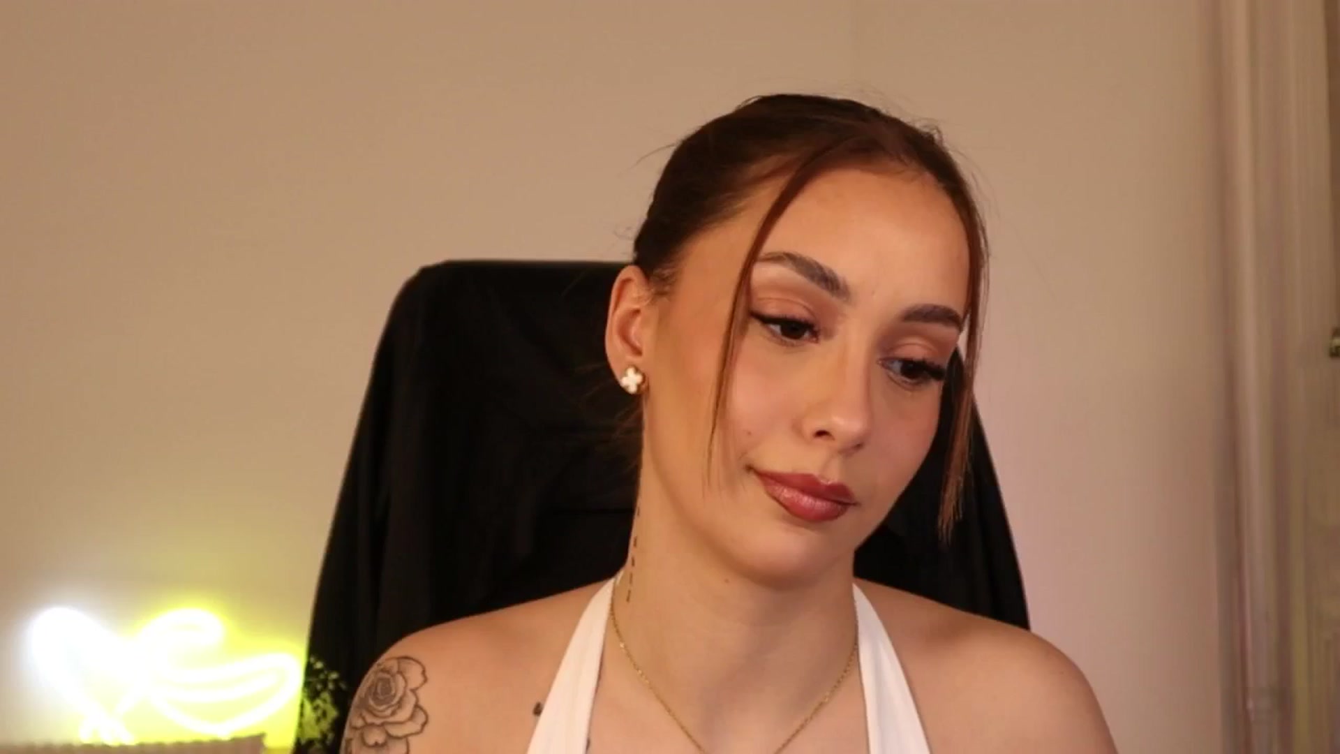 Gallery image thumbnail from Naomii20's myfreecams stream on, 04/21/2026, 15:33 image 8 of 20