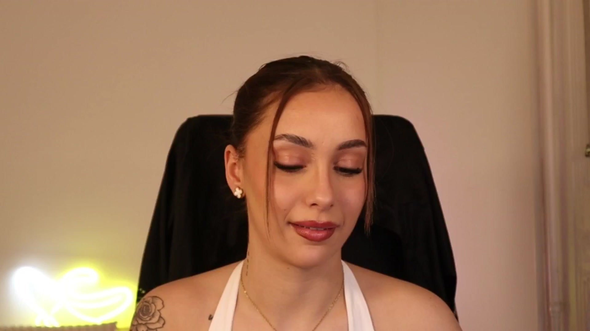 Gallery image thumbnail from Naomii20's myfreecams stream on, 04/21/2026, 15:33 image 10 of 20