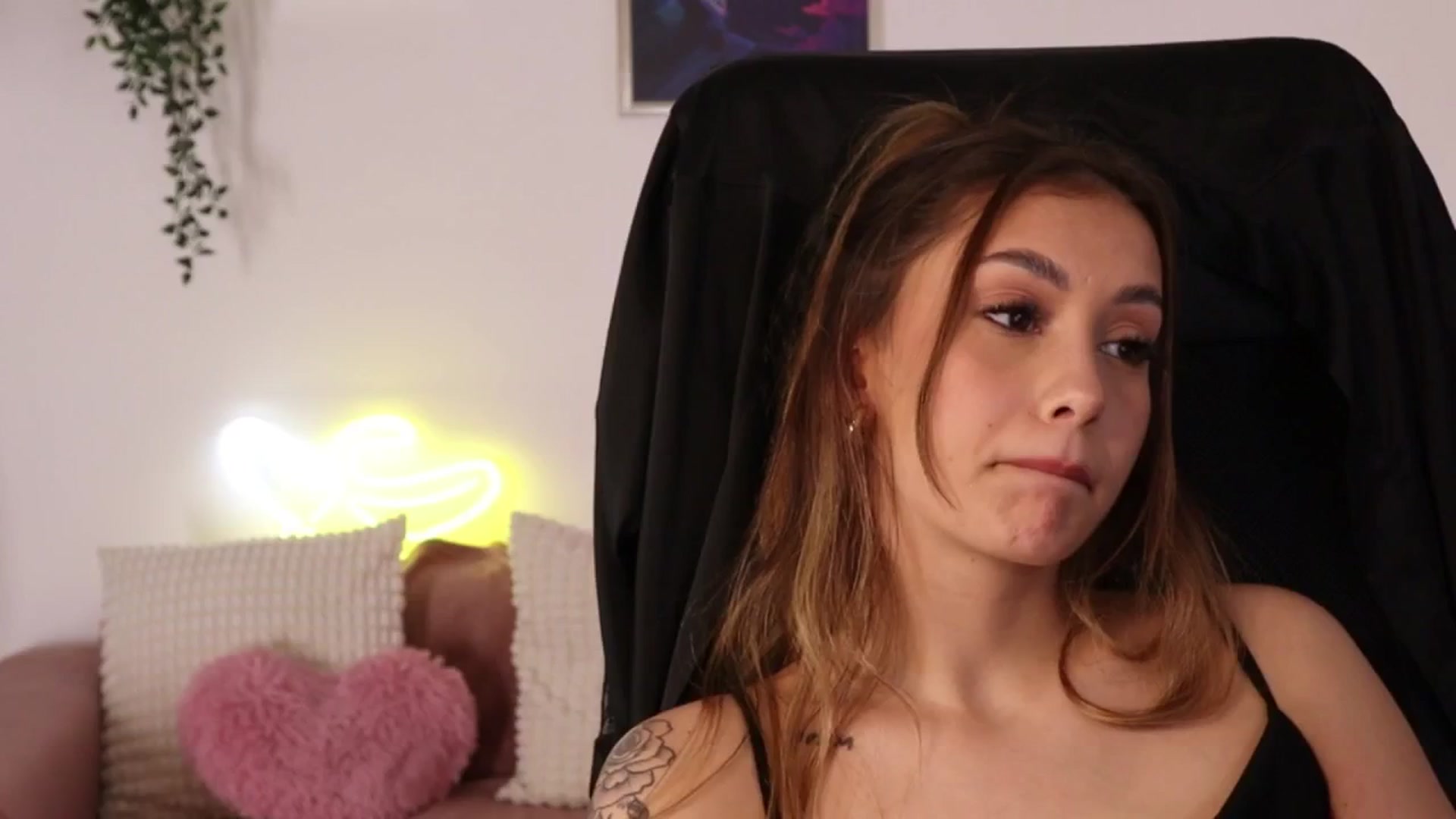 Gallery image thumbnail from Naomii20's myfreecams stream on, 04/29/2026, 17:30 image 2 of 20