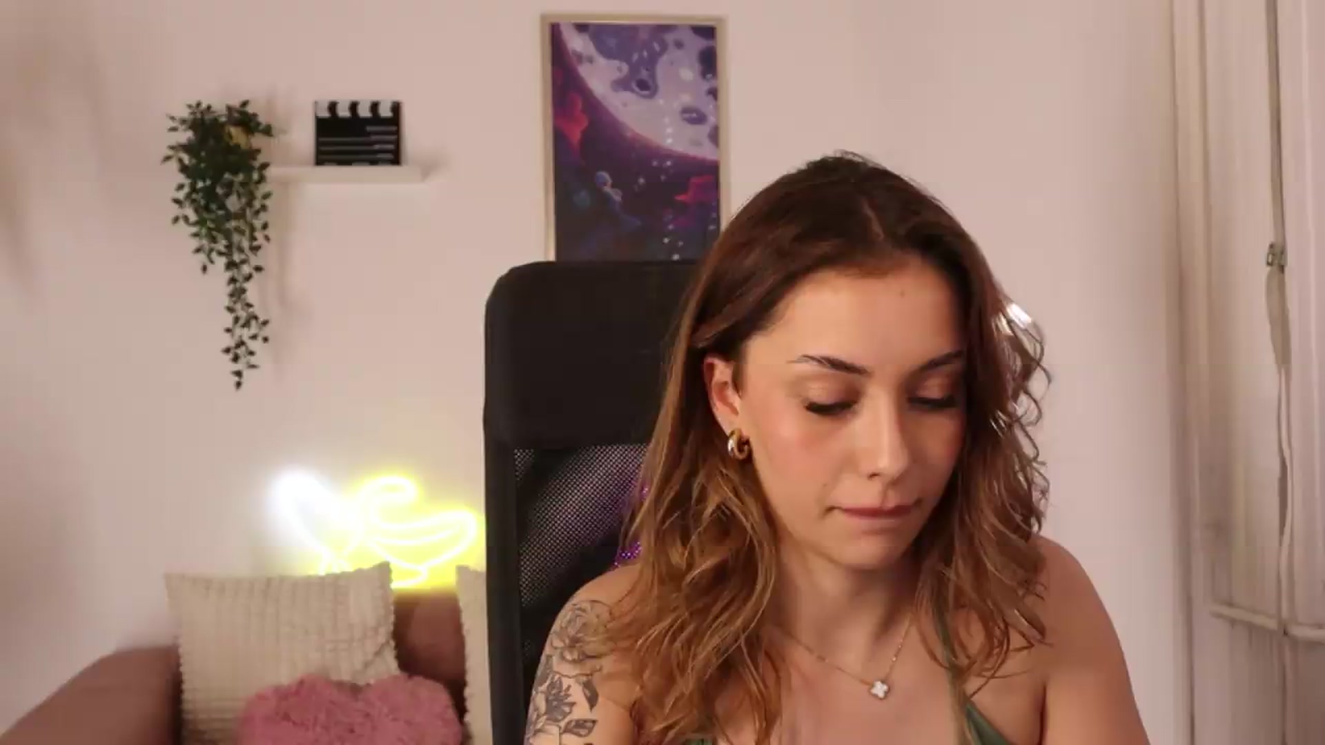 Gallery image thumbnail from Naomii20's myfreecams stream on, 05/05/2026, 16:23 image 12 of 20