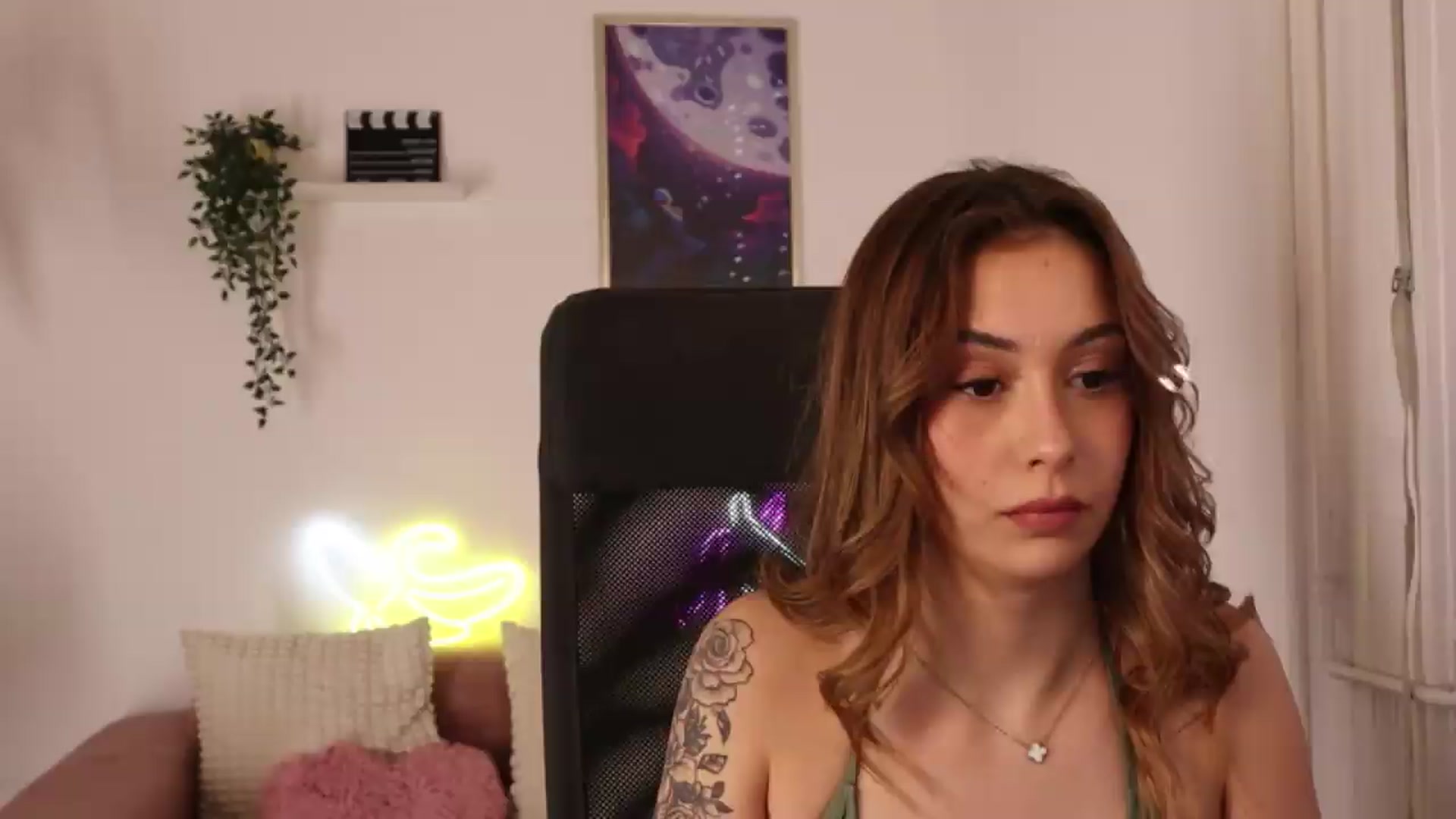 Gallery image thumbnail from Naomii20's myfreecams stream on, 05/05/2026, 16:23 image 13 of 20