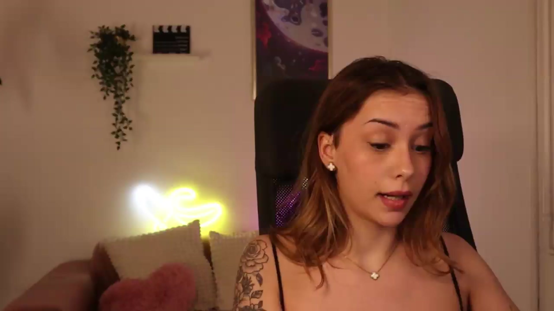 Gallery image thumbnail from Naomii20's myfreecams stream on, 05/06/2026, 16:49 image 11 of 20