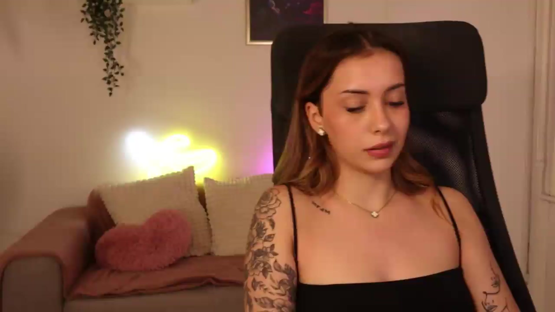 Gallery image thumbnail from Naomii20's myfreecams stream on, 05/06/2026, 16:49 image 17 of 20