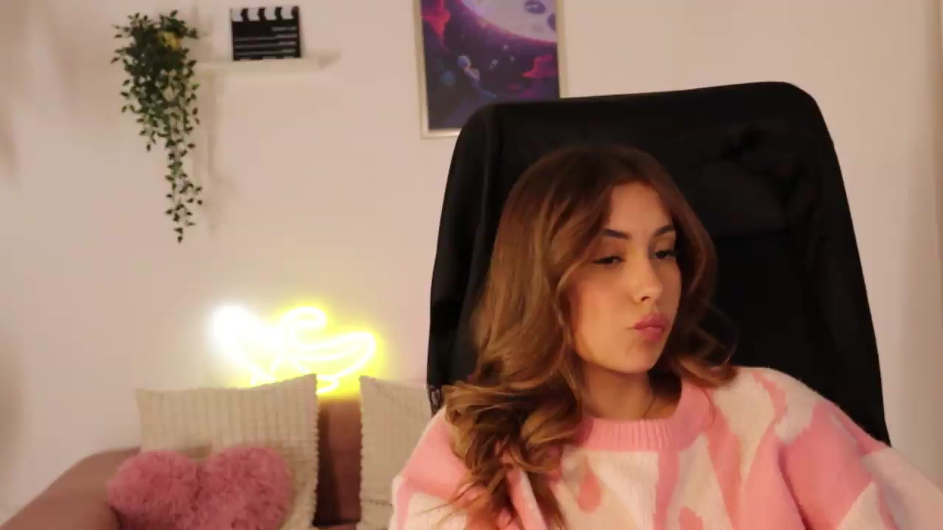 Gallery image thumbnail from Naomii20's myfreecams stream on, 05/07/2026, 14:51 image 2 of 20