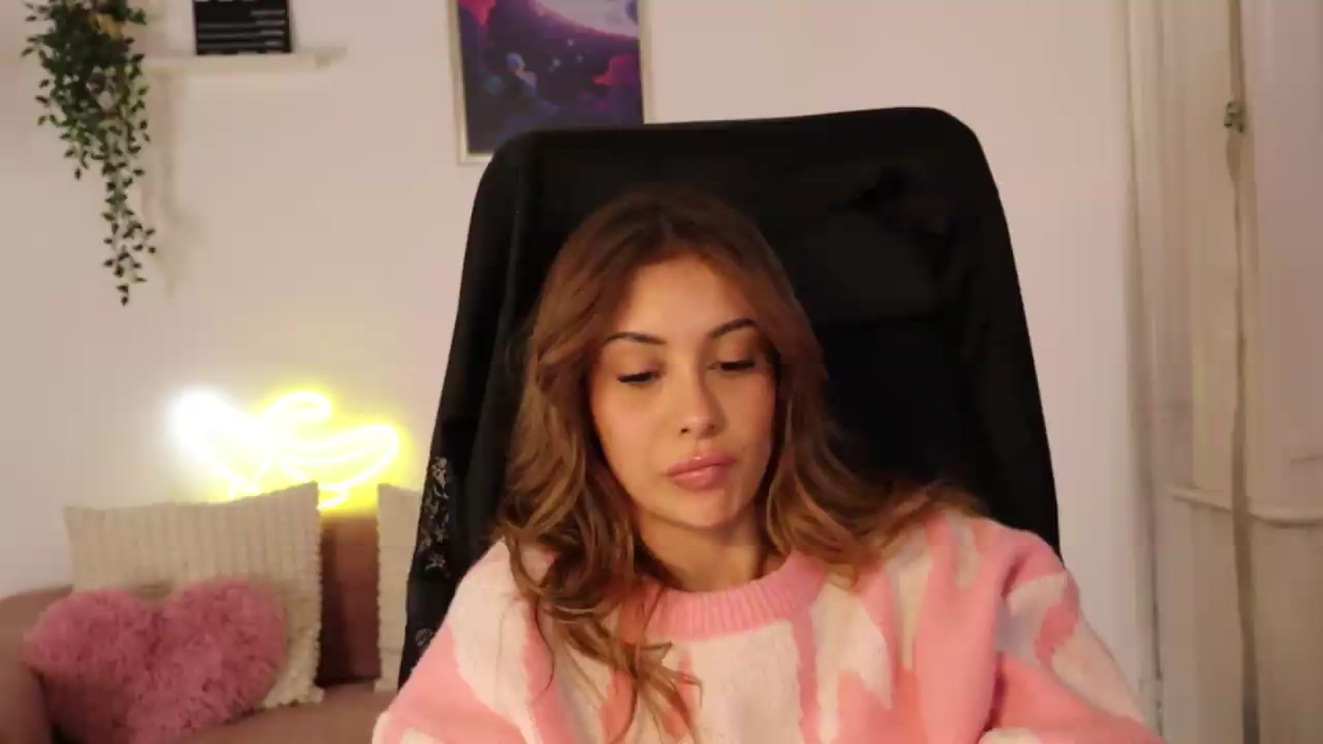 Gallery image thumbnail from Naomii20's myfreecams stream on, 05/07/2026, 14:51 image 15 of 20