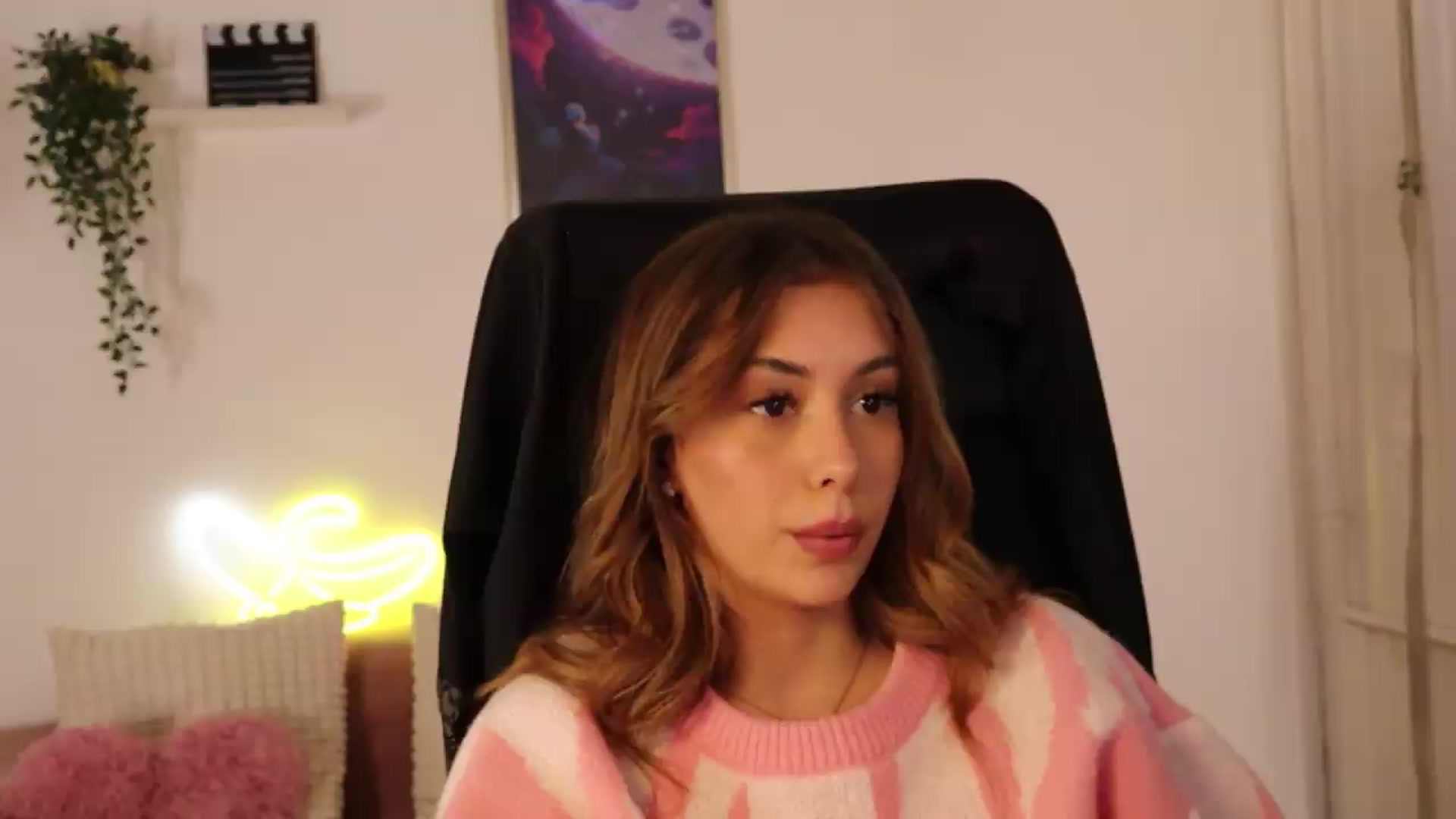 Gallery image thumbnail from Naomii20's myfreecams stream on, 05/07/2026, 14:51 image 10 of 20
