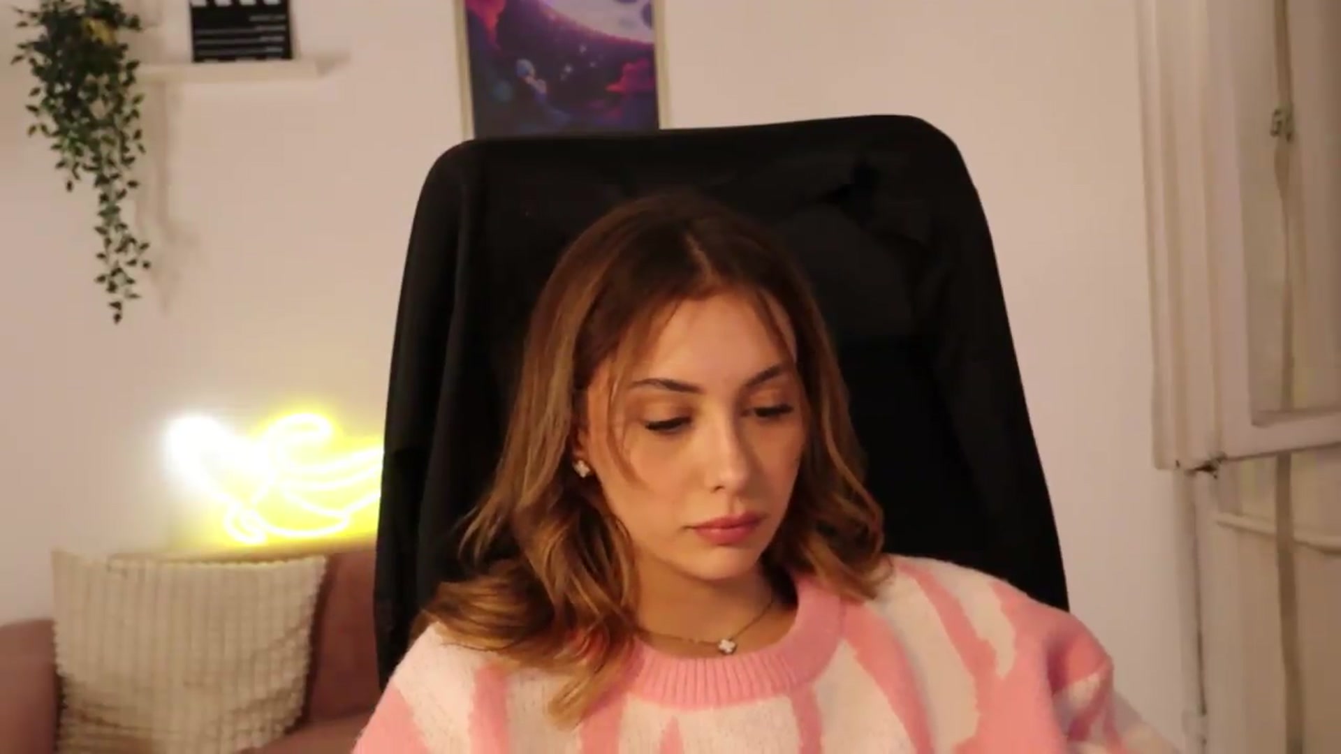 Gallery image thumbnail from Naomii20's myfreecams stream on, 05/07/2026, 18:00 image 6 of 20