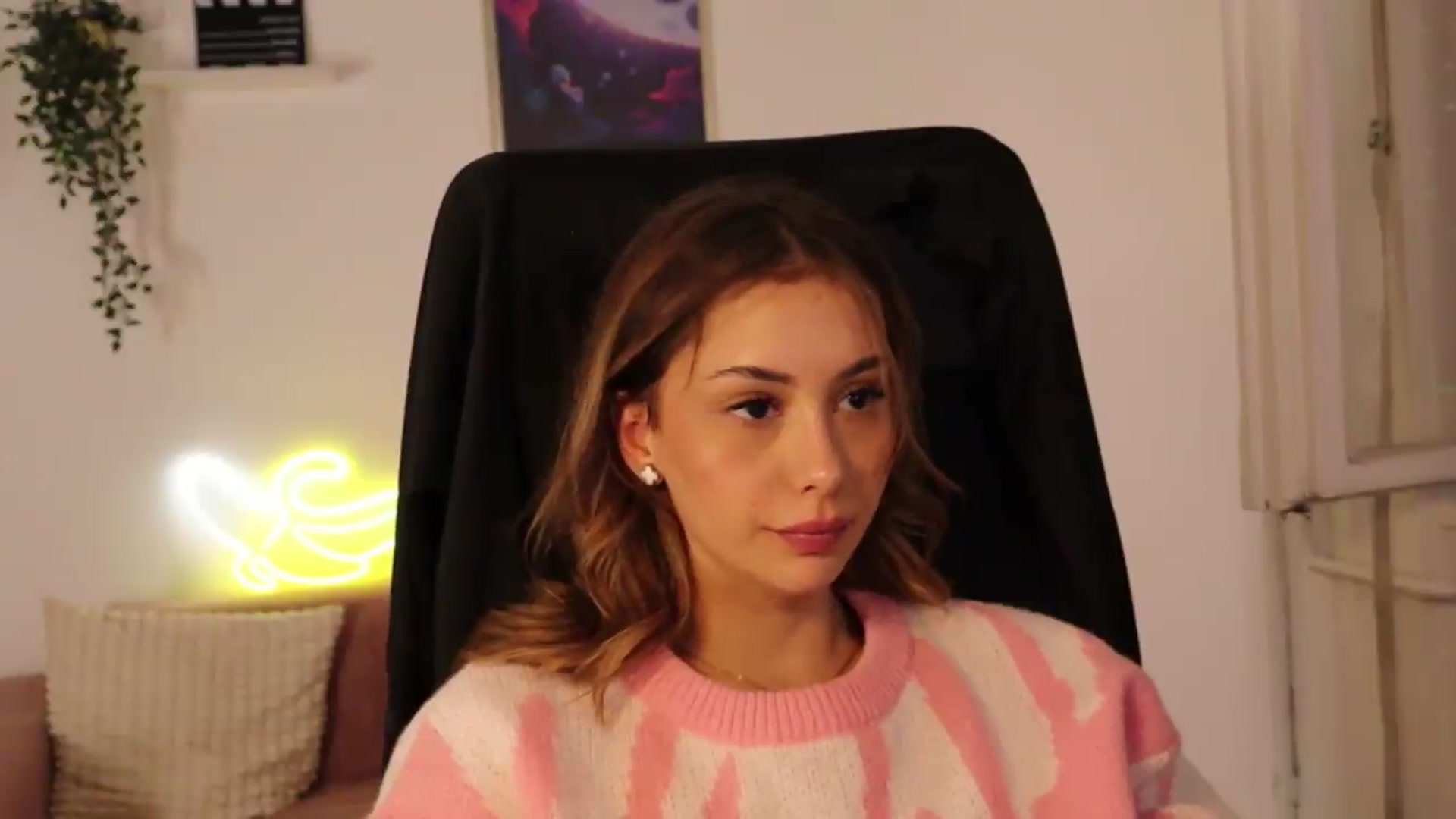 Gallery image thumbnail from Naomii20's myfreecams stream on, 05/07/2026, 18:00 image 5 of 20