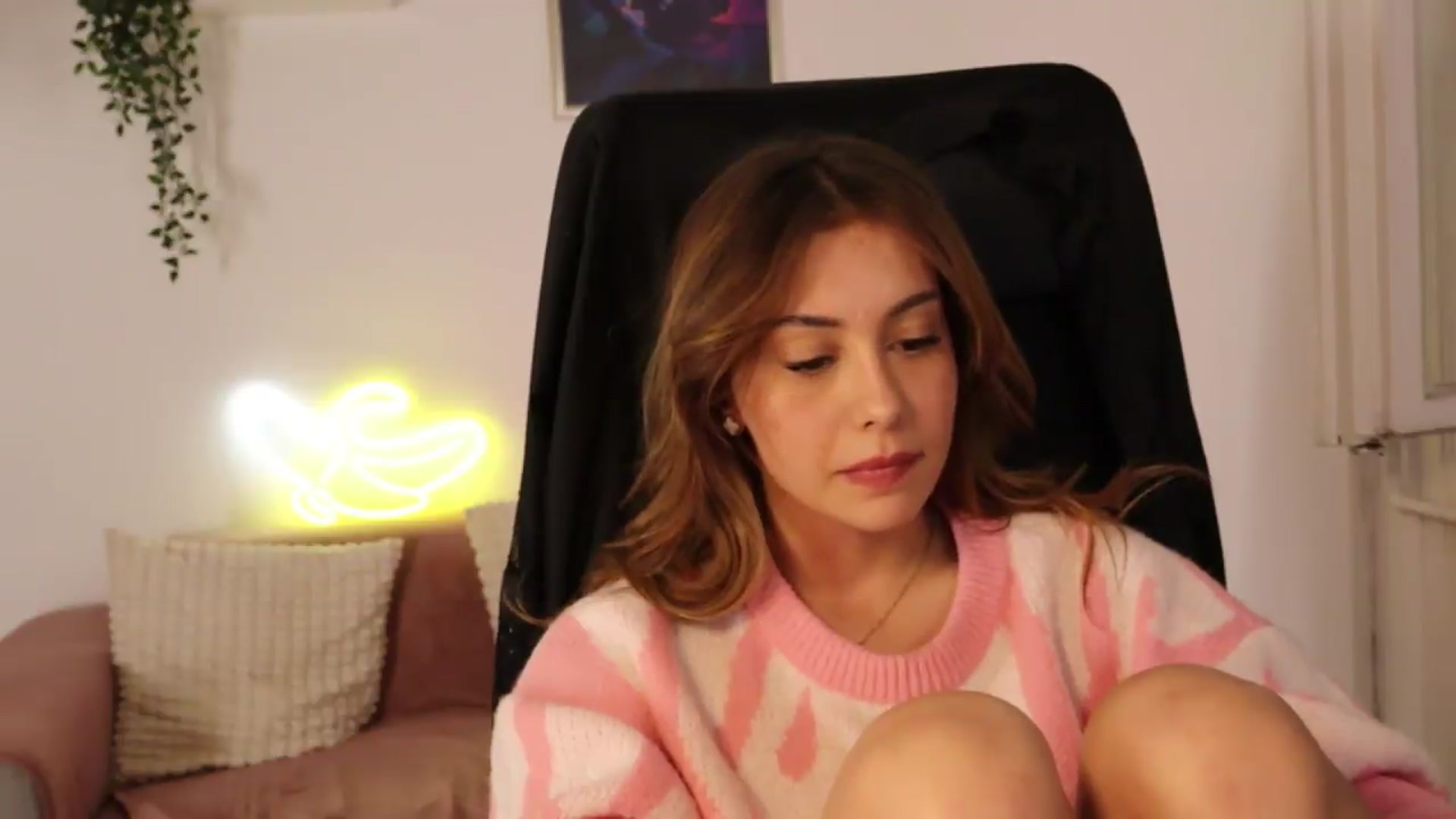 Gallery image thumbnail from Naomii20's myfreecams stream on, 05/07/2026, 18:00 image 15 of 20