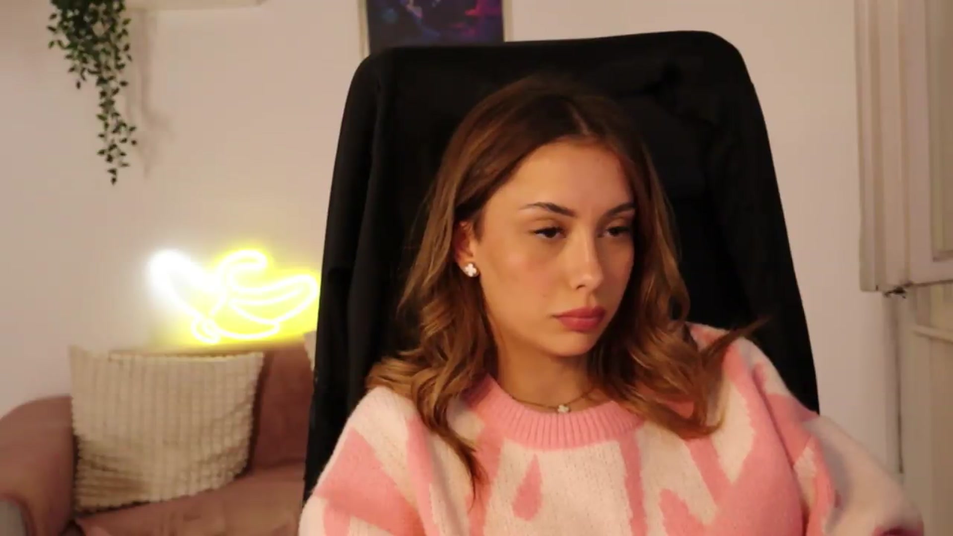 Gallery image thumbnail from Naomii20's myfreecams stream on, 05/07/2026, 18:00 image 9 of 20