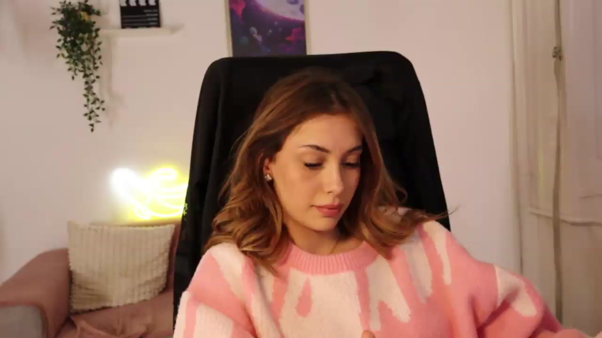Gallery image thumbnail from Naomii20's myfreecams stream on, 05/07/2026, 18:00 image 1 of 20