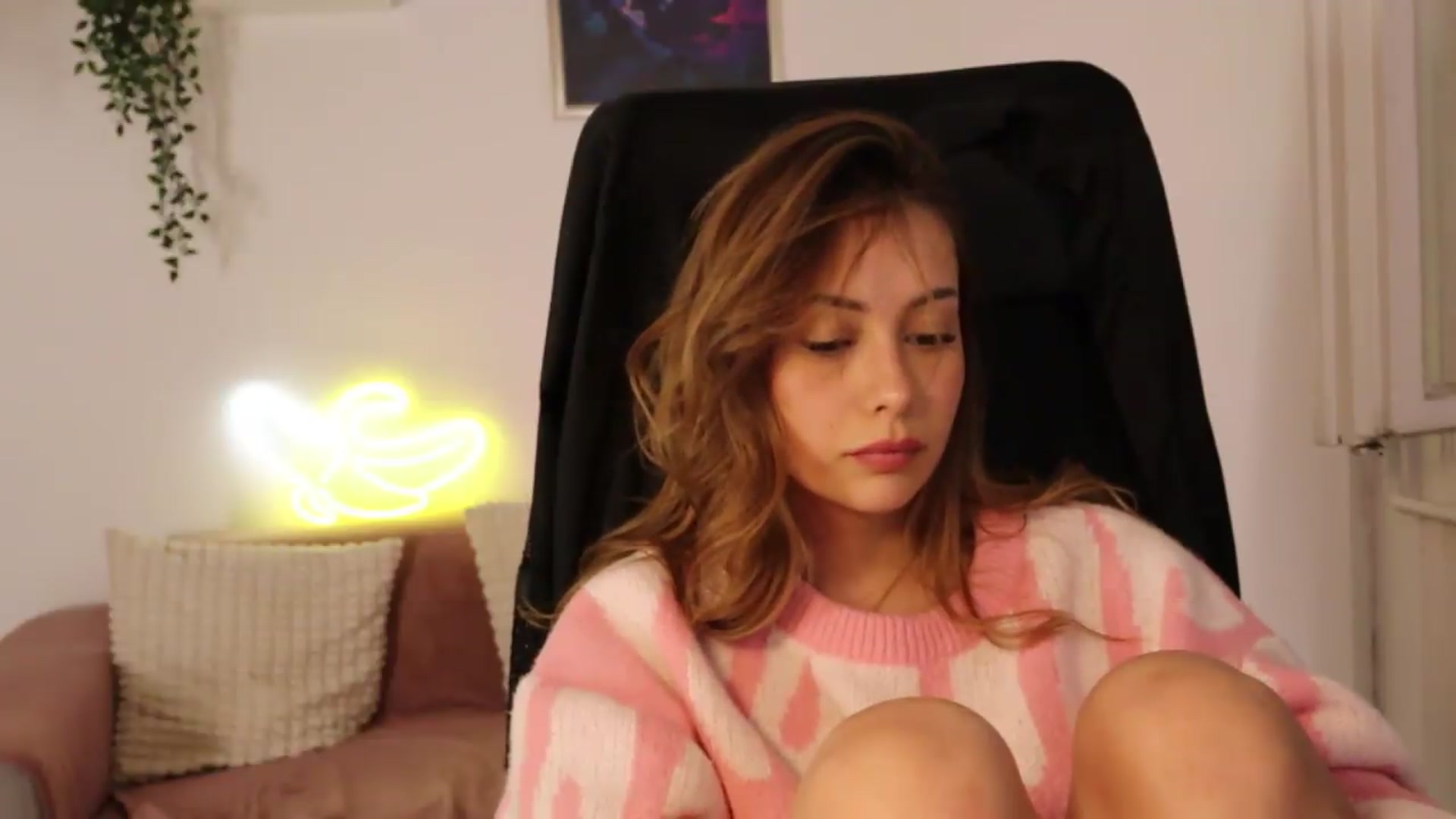Gallery image thumbnail from Naomii20's myfreecams stream on, 05/07/2026, 18:00 image 16 of 20