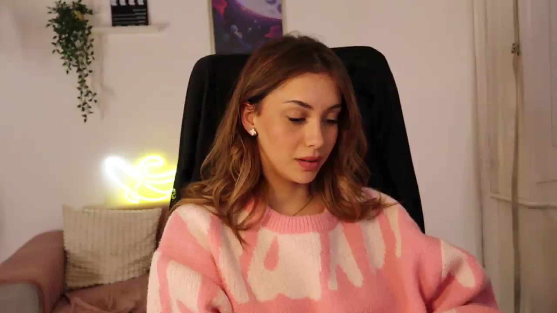 Gallery image thumbnail from Naomii20's myfreecams stream on, 05/07/2026, 18:00 image 2 of 20