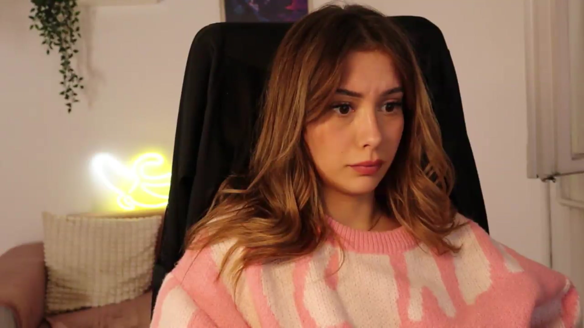 Gallery image thumbnail from Naomii20's myfreecams stream on, 05/07/2026, 18:00 image 12 of 20