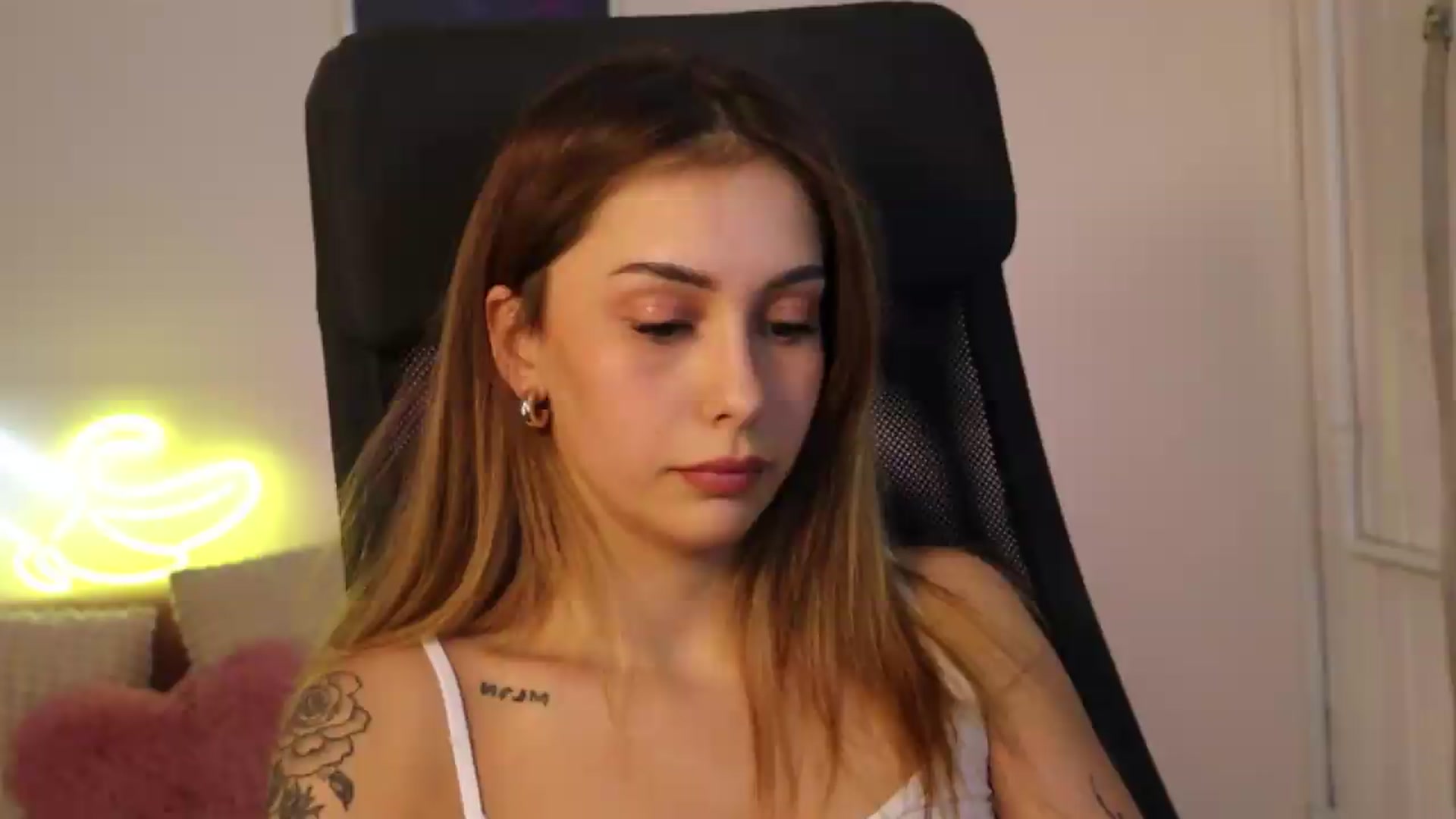 Gallery image thumbnail from Naomii20's myfreecams stream on, 05/12/2026, 16:05 image 18 of 20
