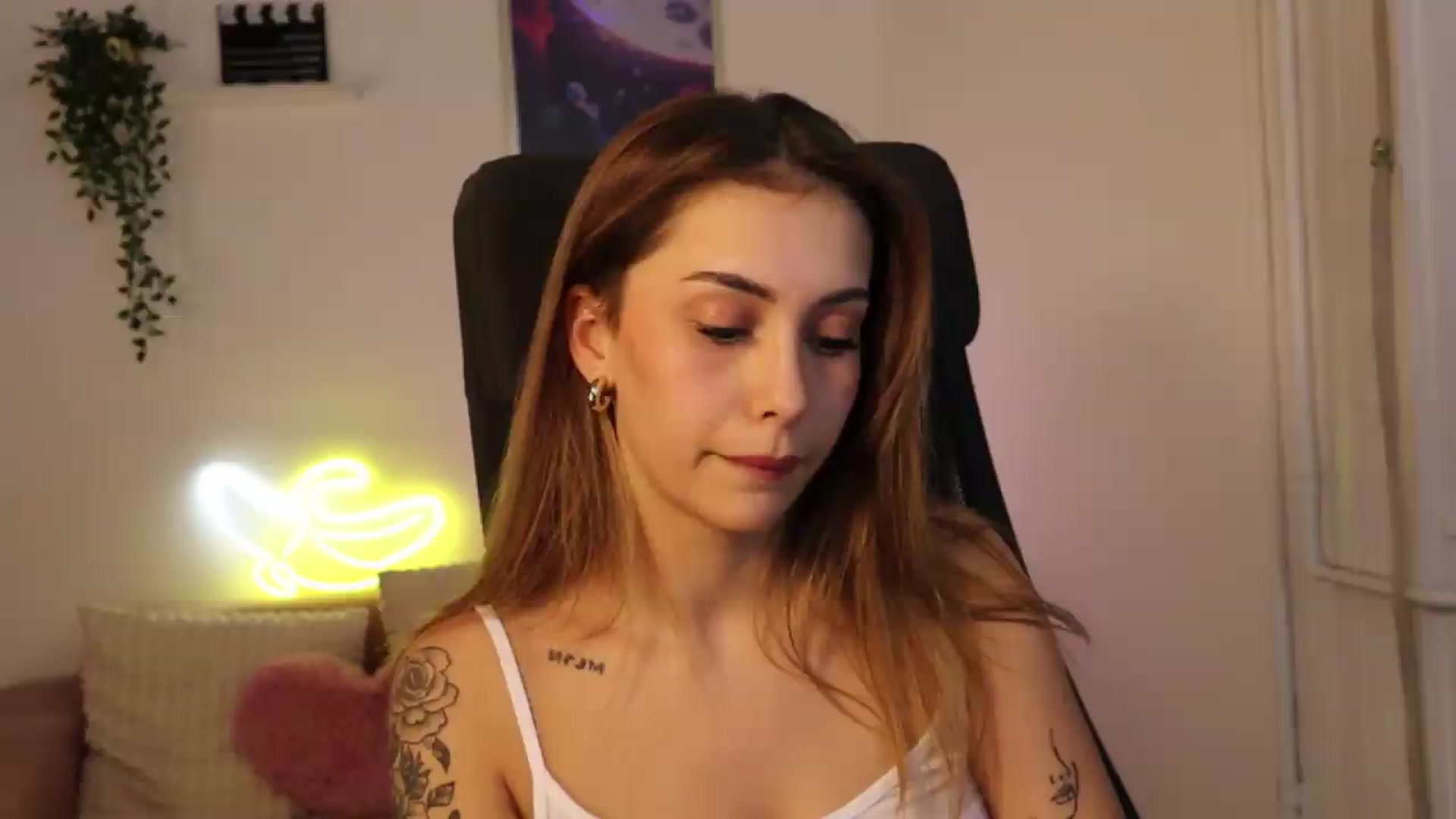 Gallery image thumbnail from Naomii20's myfreecams stream on, 05/12/2026, 16:05 image 6 of 20